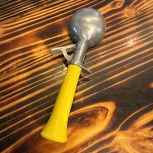 Vintage Bonny Prod Co, NY Ice Cream Scoop Yellow‎ Handle 1970s Retro Aluminum